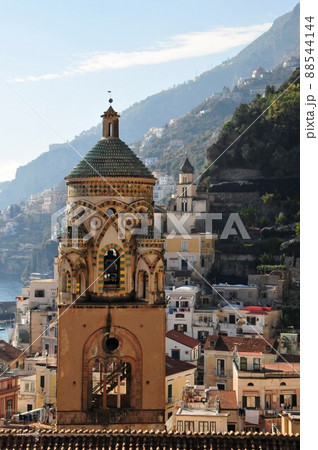 イタリア、アマルフィ海岸、丘からのアマルフィ、ドゥオモ(聖アンドレア大聖堂)鐘楼 イタリア、アマルフィ海岸、丘からのアマルフィ、ドゥオモ(聖アンドレア大聖堂)鐘楼 88544144