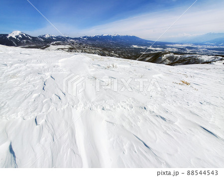 強い風でできた風雪紋(シュカブラ)・八ヶ岳の山並み 強い風でできた風雪紋(シュカブラ)・八ヶ岳の山並み 88544543