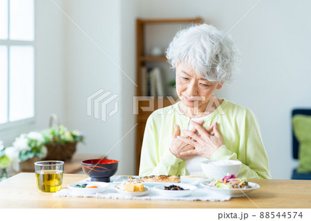 食欲不振のシニアの女性 食欲不振のシニアの女性 88544574