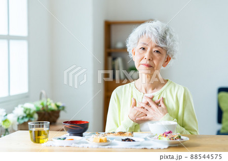 食欲不振のシニアの女性 88544575