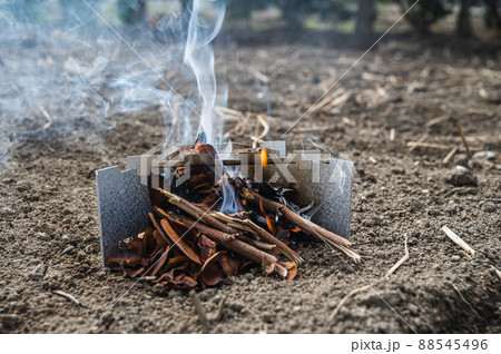 庭の小さな焚き火 庭の小さな焚き火 88545496