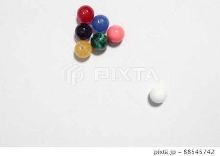 ビリヤード風に散りばめたビーズ ビリヤード風に散りばめたビーズ 88545742
