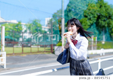 遅刻しそうで朝食の食パンをくわえて走る女子高校生 通学 遅刻する食パン少女 食パンダッシュ 遅刻遅刻 遅刻しそうで朝食の食パンをくわえて走る女子高校生 通学 遅刻する食パン少女 食パンダッシュ 遅刻遅刻 88545751