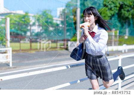 遅刻しそうで朝食の食パンをくわえて走る女子高校生　通学　遅刻する食パン少女　食パンダッシュ　遅刻遅刻 88545752