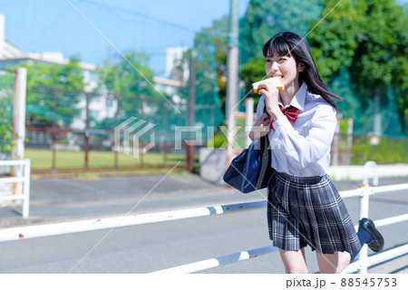 遅刻しそうで朝食の食パンをくわえて走る女子高校生 通学 遅刻する食パン少女 食パンダッシュ 遅刻遅刻 遅刻しそうで朝食の食パンをくわえて走る女子高校生 通学 遅刻する食パン少女 食パンダッシュ 遅刻遅刻 88545753