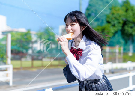遅刻しそうで朝食の食パンをくわえて走る女子高校生　通学　遅刻する食パン少女　食パンダッシュ　遅刻遅刻 88545756