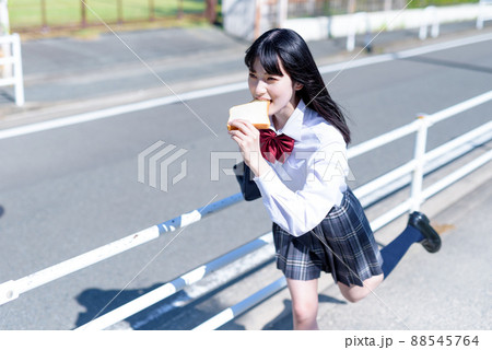 遅刻しそうで朝食の食パンをくわえて走る女子高校生　通学　遅刻する食パン少女　食パンダッシュ　遅刻遅刻 88545764