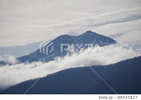 雲の隙間から顔を出す山頂 雲の隙間から顔を出す山頂 88545827