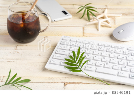 夏のホワイトのPCデスク 88546191