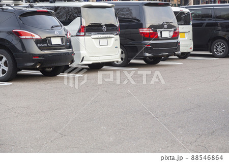 駐車場に並んだ車 88546864