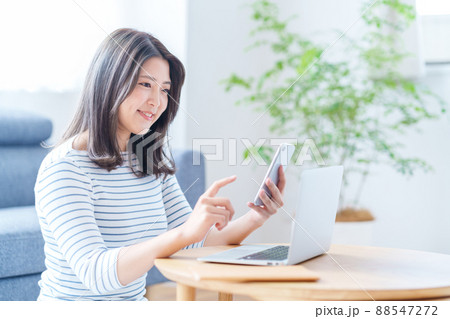 リビングでテレワークをする若い女性 88547272