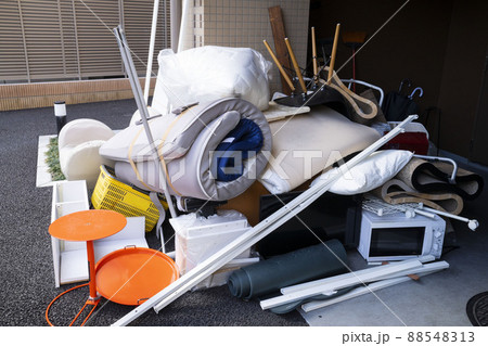 引越しシーズンのゴミ置き場,積み上がった粗大ゴミ、いらなくなった家具、 88548313