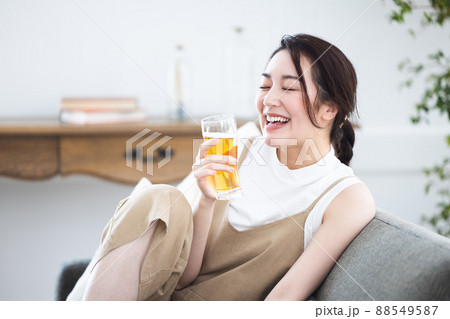 ビールを飲む女性 88549587
