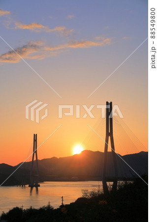 【愛媛県】多々羅大橋の夕景（しまなみ海道） 88549800