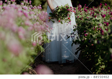 花束を持つ女性の後ろ姿 花束を持つ女性の後ろ姿 88550402