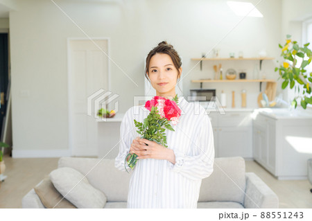 花束を持つ女性　リビング　キッチン 88551243