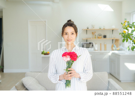 花束を持つ女性 リビング キッチン 花束を持つ女性 リビング キッチン 88551248