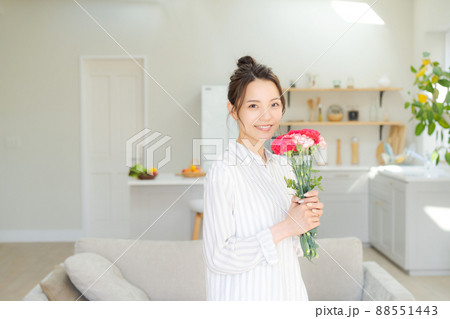 母の日　リビング　キッチン  女性 88551443