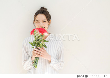 花束を持つ女性 白背景 88552212
