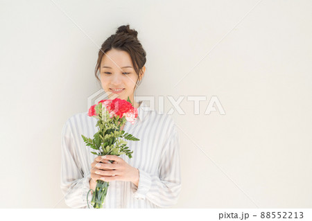 花束を持つ女性 白背景 花束を持つ女性 白背景 88552213