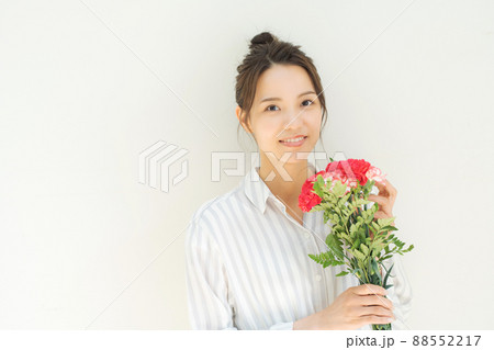 花束を持つ女性 白背景 88552217