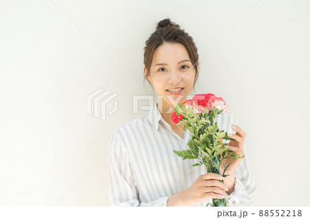 花束を持つ女性 白背景 88552218