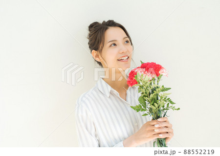 花束を持つ女性 白背景 花束を持つ女性 白背景 88552219