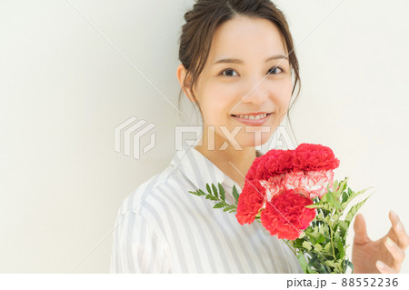 花束を持つ女性 白背景 88552236