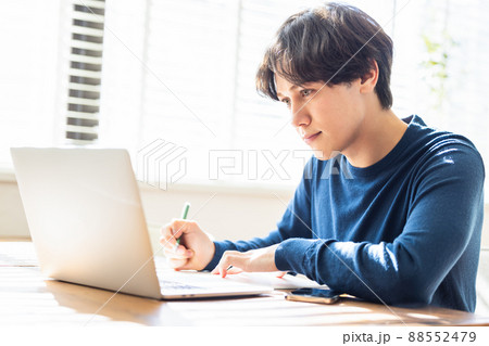 男性　テレワーク　オンライン学習 88552479