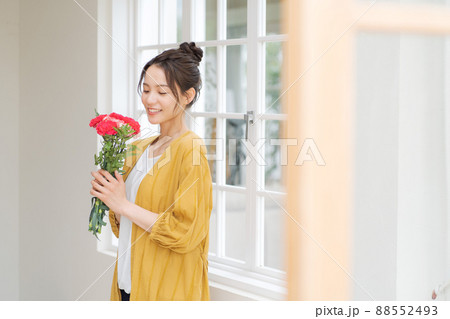 花束を持つ女性 88552493