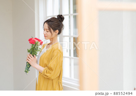 花束を持つ女性 花束を持つ女性 88552494
