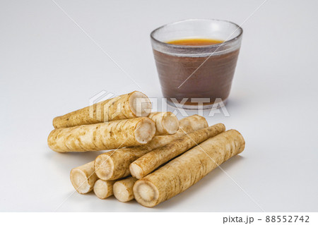 新鮮なゴボウと美味しいお茶 88552742