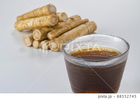 新鮮なゴボウと美味しいお茶 新鮮なゴボウと美味しいお茶 88552745