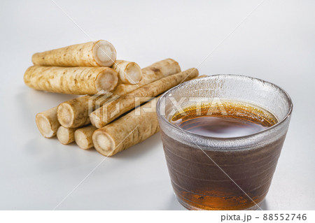 新鮮なゴボウと美味しいお茶 88552746