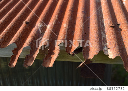 赤茶色に錆びた波トタン 88552782