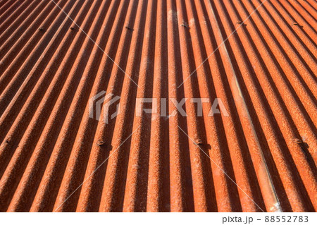 赤茶色に錆びた波トタン 88552783
