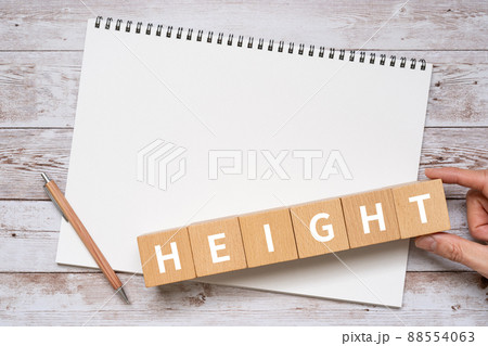 「HEIGHT」と書かれた積み木、ノート、ペン、手 「HEIGHT」と書かれた積み木、ノート、ペン、手 88554063