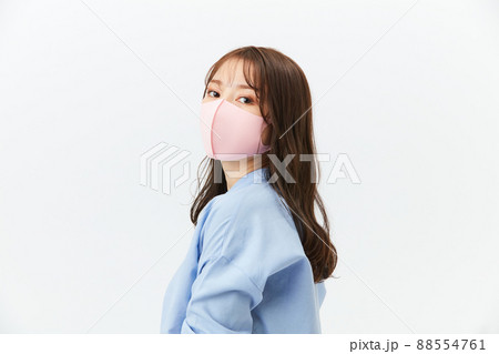 マスクをしたビジネスカジュアルの若い女性 88554761