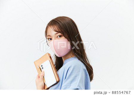 マスクをしたビジネスカジュアルの若い女性 88554767