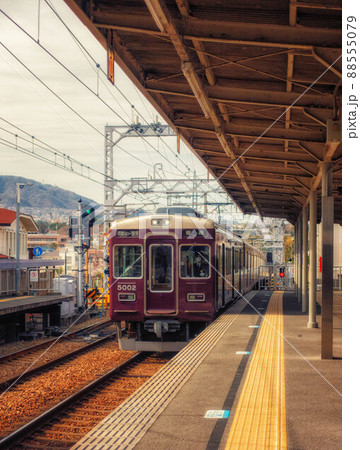 阪急電鉄今津線 仁川駅のプラットホームと車両 88555079