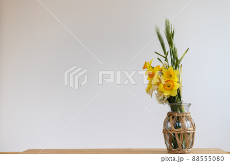 花瓶に生けた黄色い水仙の花と麦の穂 88555080