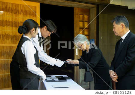 葬式の弔問客（高齢者） 88555128