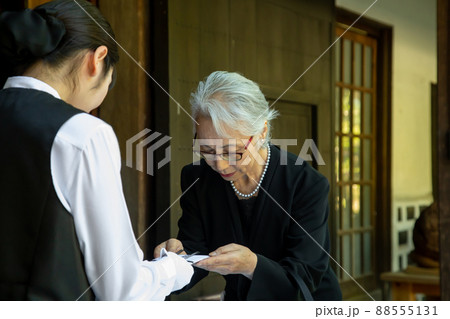 葬式の弔問客(高齢者) 葬式の弔問客(高齢者) 88555131