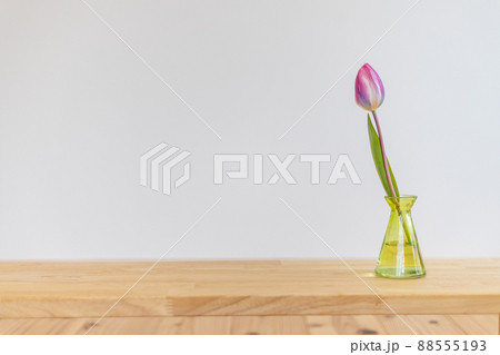 花瓶に生けたピンクのチューリップの花 88555193