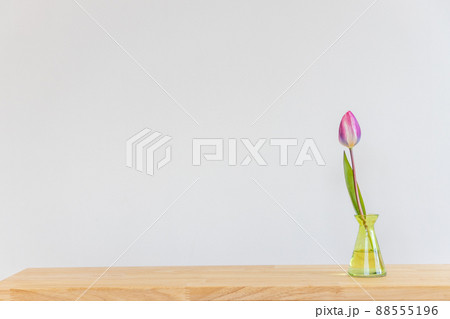 花瓶に生けたピンクのチューリップの花 花瓶に生けたピンクのチューリップの花 88555196