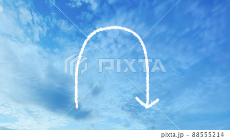 青空の上にU字の手描きの矢印_ワイド 青空の上にU字の手描きの矢印_ワイド 88555214