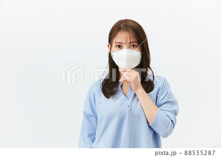 マスクをしたビジネスカジュアルの若い女性 88555287