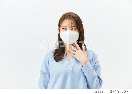 マスクをしたビジネスカジュアルの若い女性 88555288