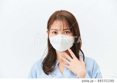 マスクをしたビジネスカジュアルの若い女性 88555290