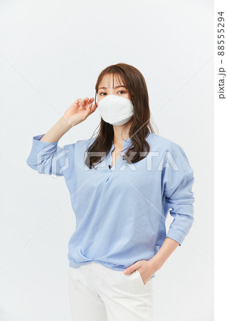 マスクをしたビジネスカジュアルの若い女性 マスクをしたビジネスカジュアルの若い女性 88555294